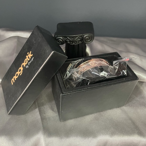 Roseton magnetic cuff bracelet - Picture 2 of 7